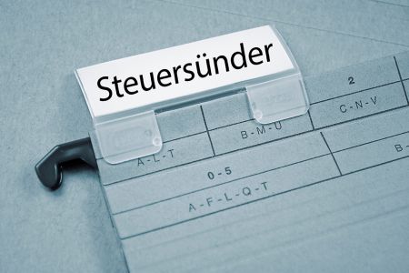 Foto: Akte mit Aufschrift Steuersünder